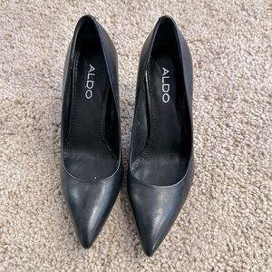 Black pointy toe pump